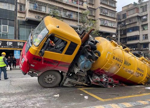 突發(fā)！貴陽玉廠路路面塌陷，一罐車后輪深陷，救援及時展開