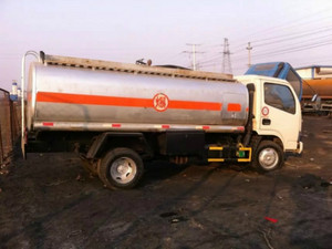 專業(yè)轉(zhuǎn)讓各類油罐車與背罐車，滿足不同運輸需求